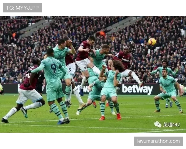 战术板：解析尼斯零封胜利中，三中卫体系下灵活的防守轮转